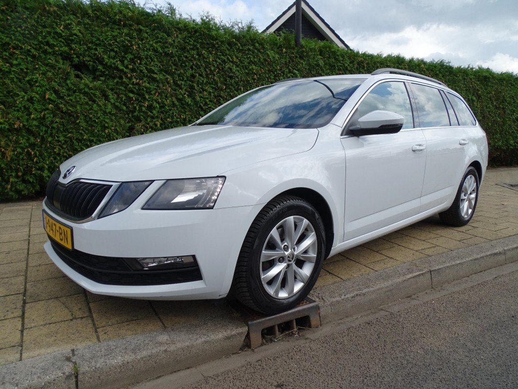 Skoda OCTAVIA 1.0 TSI BNS EDITION-Clima-Media app-Blth-Trkh-, Auto's, Skoda, Gebruikt, Met garantie (alle), 116 pk, Wit