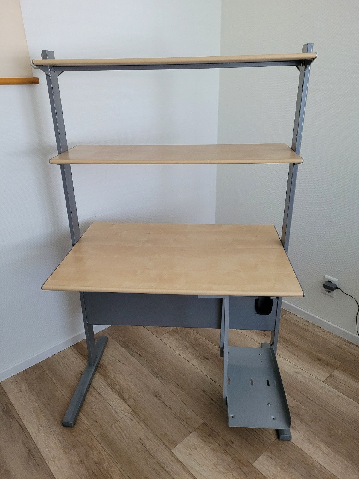 IKEA computerbureau met kabelgoot en computersteun, Gebruikt, 70 tot 120 cm, Modern, Functioneel, 120 tot 170 cm