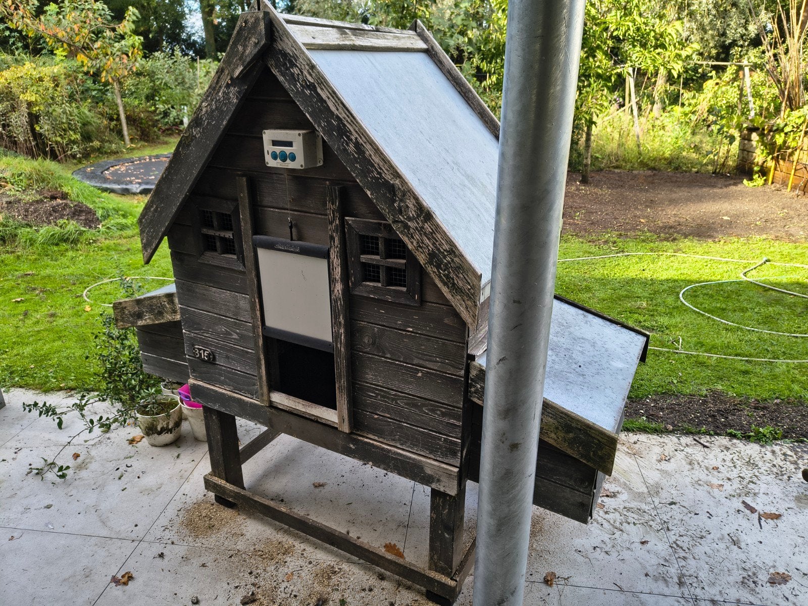 kippenhok met toebehoren (chickengaurd, voerbak, schapenhek), Ophalen, Drinken en Voederen