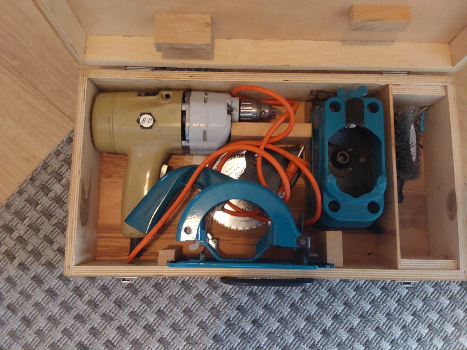 Vintage Black & Decker Boormachine met Zaagopzetstuk, Ophalen of Verzenden, Gebruikt, Minder dan 400 watt, Boormachine
