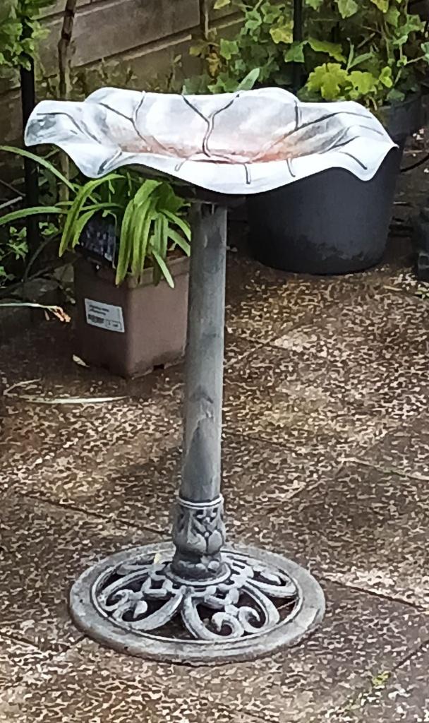 vogelbad met een klassiek leliebladontwerp, Tuin en Terras, Ophalen, Gebruikt, Kunststof, Waterornament