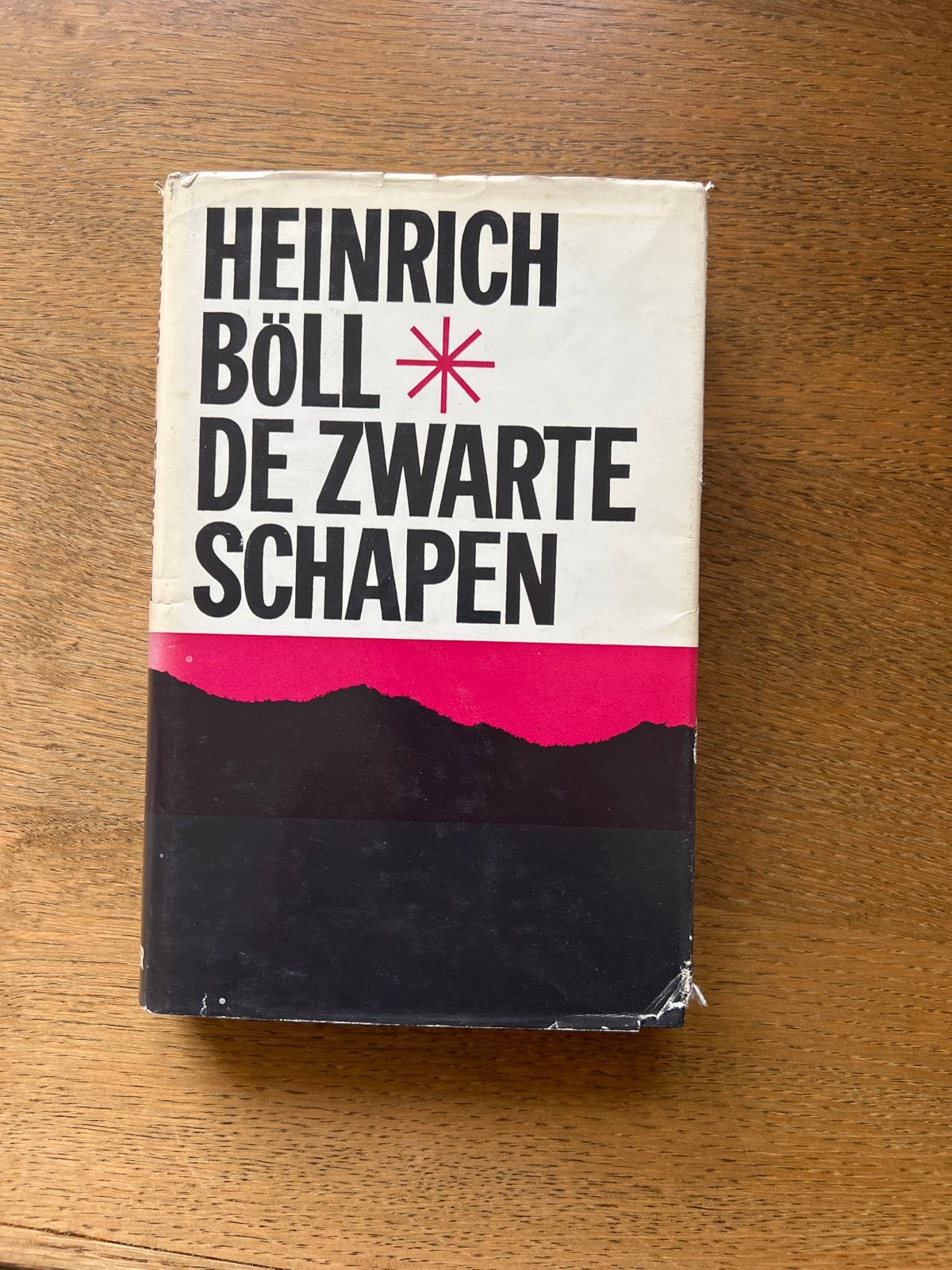 De Zwarte Schapen - Heinrich Böll (Boek), Boeken, Ophalen of Verzenden, Gelezen, Europa overig