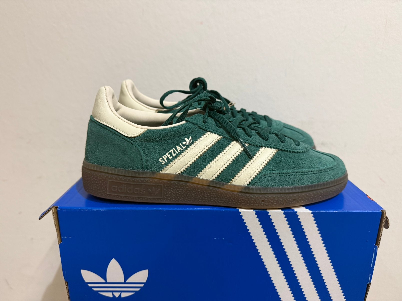 Te koop nieuwe Adidas Handball Spezial College Green, Kleding | Dames, Postlaan 3, Nieuw, Ophalen of Verzenden, 123@home.nl