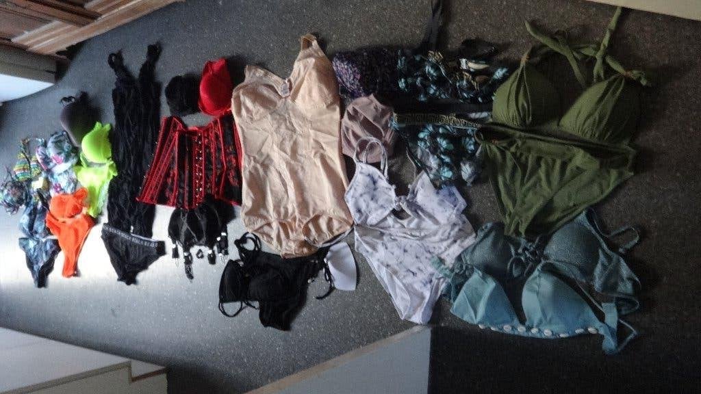 22 stuks bikini's en diversen dameskleding, Verzenden, Zo goed als nieuw, Overige kleuren, Bikini