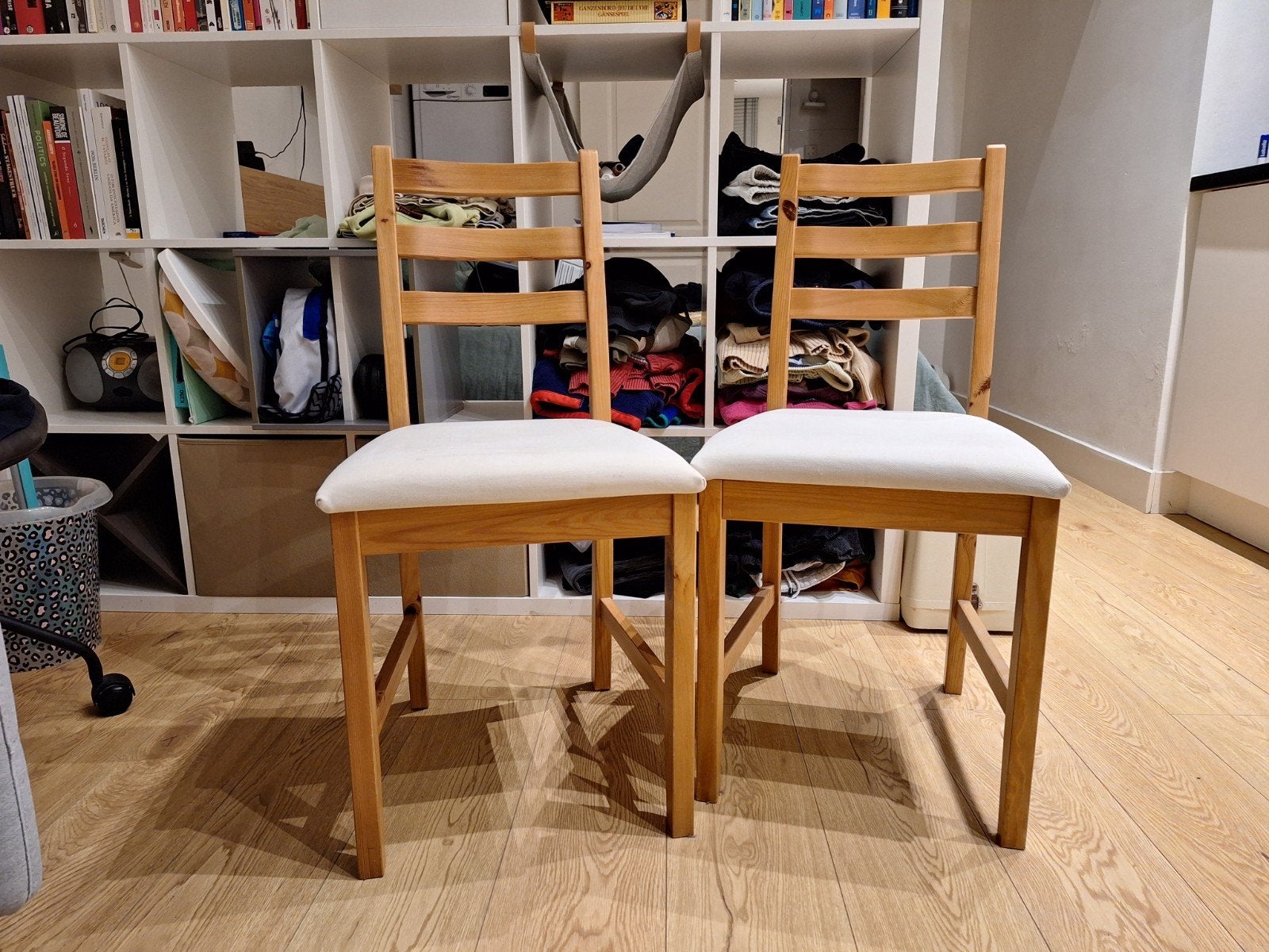 Cushioned Chairs / Stoelen, Huis en Inrichting, Stoelen, Ophalen, Zo goed als nieuw, Bruin, Twee