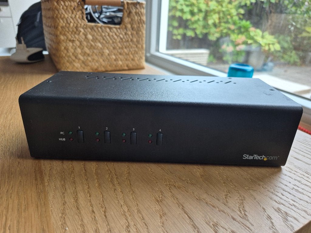 Foto 2 van Startech SV431DD2DU3A 4 ports dual monitor KVM Switch