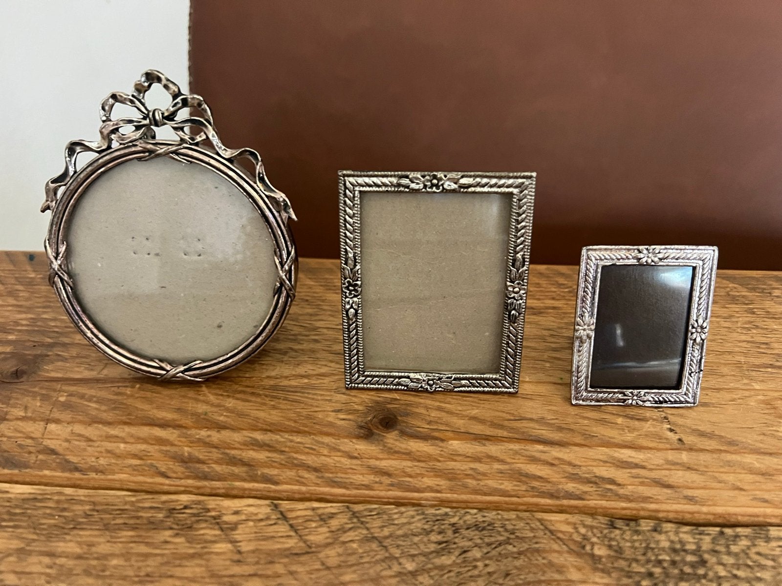 Zilveren fotolijstjes “Schuurvondst”, Audio, Tv en Foto, Fotografie | Fotolijsten, Gebruikt, Standaard fotolijst, Zilver, Sierrand