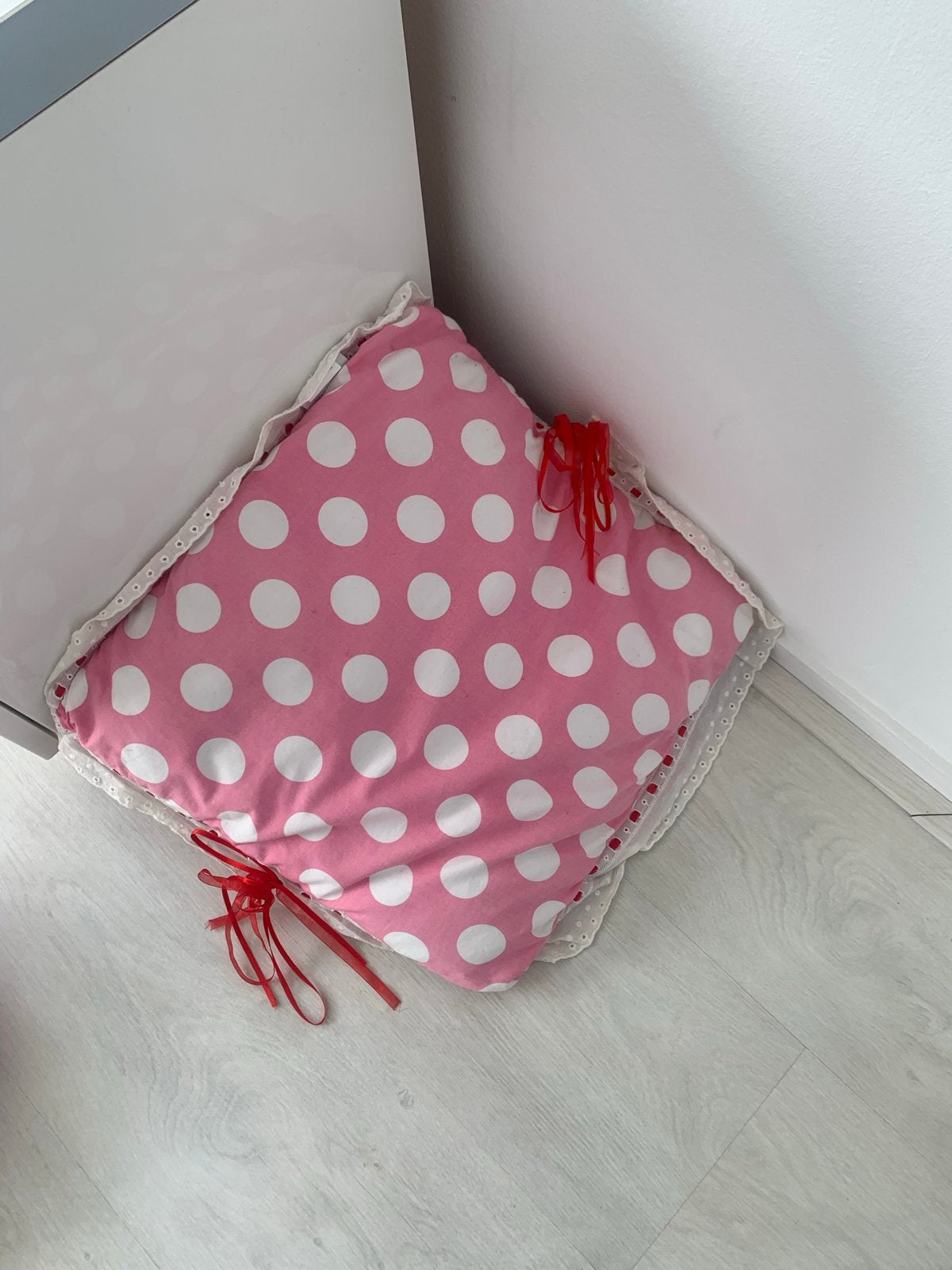 Roze kussen met witte stippen en rode lintjes, Huis en Inrichting, Woonaccessoires | Kussens, Overige merken, Met print, Vierkant