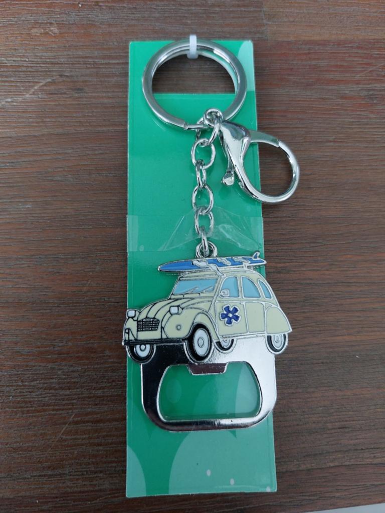 Sleutelhanger met opener - Citroën 2CV met surfplank, Verzamelen, Sleutelhangers, Nieuw, Transport, Ophalen of Verzenden