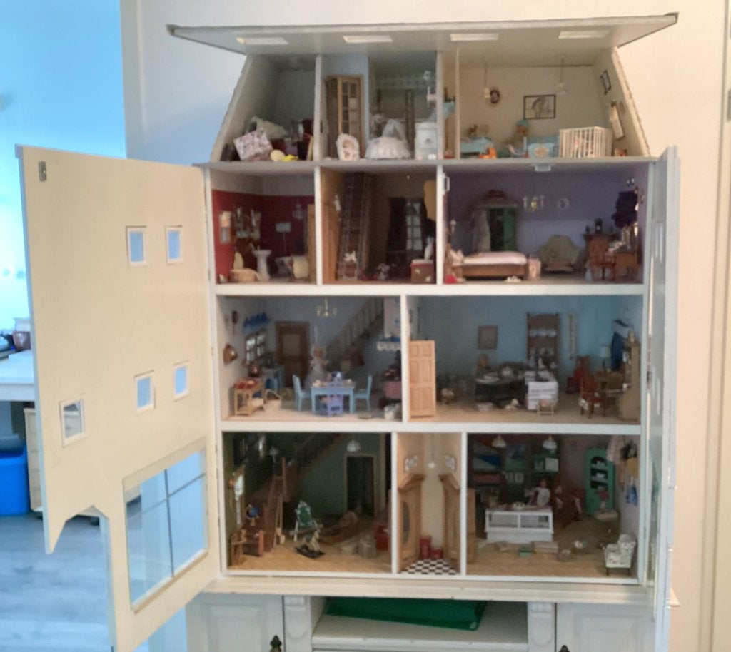 Mooi poppenhuis schaal 1:12 inclusief inhoud, Ophalen, Gebruikt, Poppenhuis