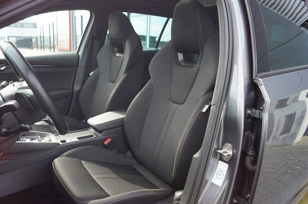 Skoda OCTAVIA Combi 1.4 TSI iV 204pk Sportline/Panodak/Sport, Automaat, Gebruikt, Met garantie (alle), Zilver of Grijs