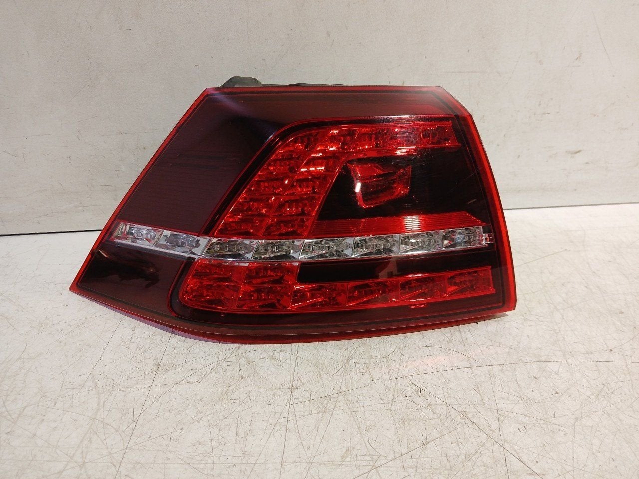 Achterlicht links buiten Volkswagen Golf, Auto-onderdelen, Onderdelen@venauto.nl, Van der Ven Autorecycling B.V., Gebruikt, Ettenseweg 76, 4706 PB Roosendaal, The Netherlands