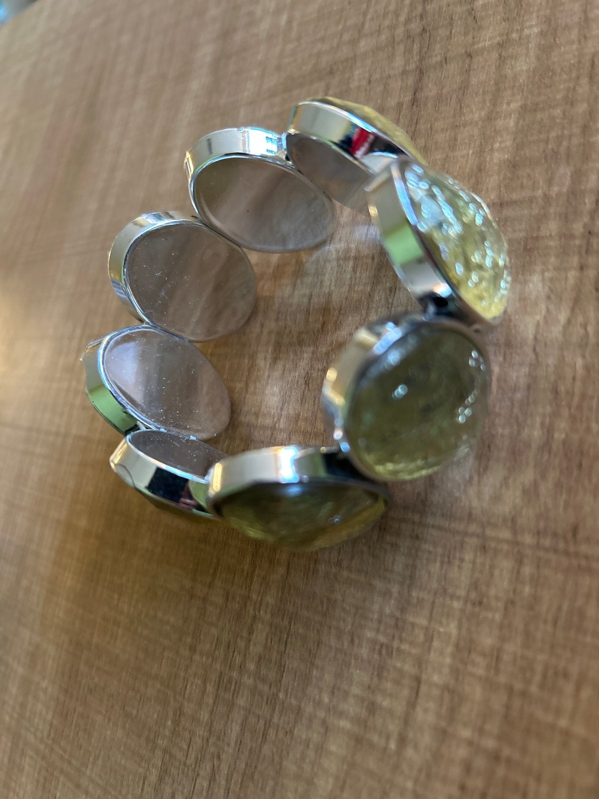 Stijlvolle Armband met Groene Stenen en Zilverkleurige Detai, Overige materialen, Ophalen of Verzenden, Zo goed als nieuw, Met edelsteen
