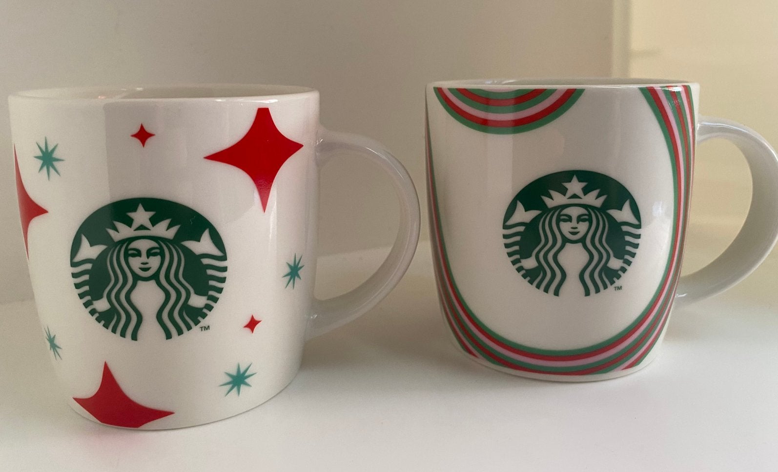 2 Verschillense grote mokken van Starbucks. H. 8 cm., Ophalen of Verzenden, Zo goed als nieuw, Overige stijlen, Starbucks