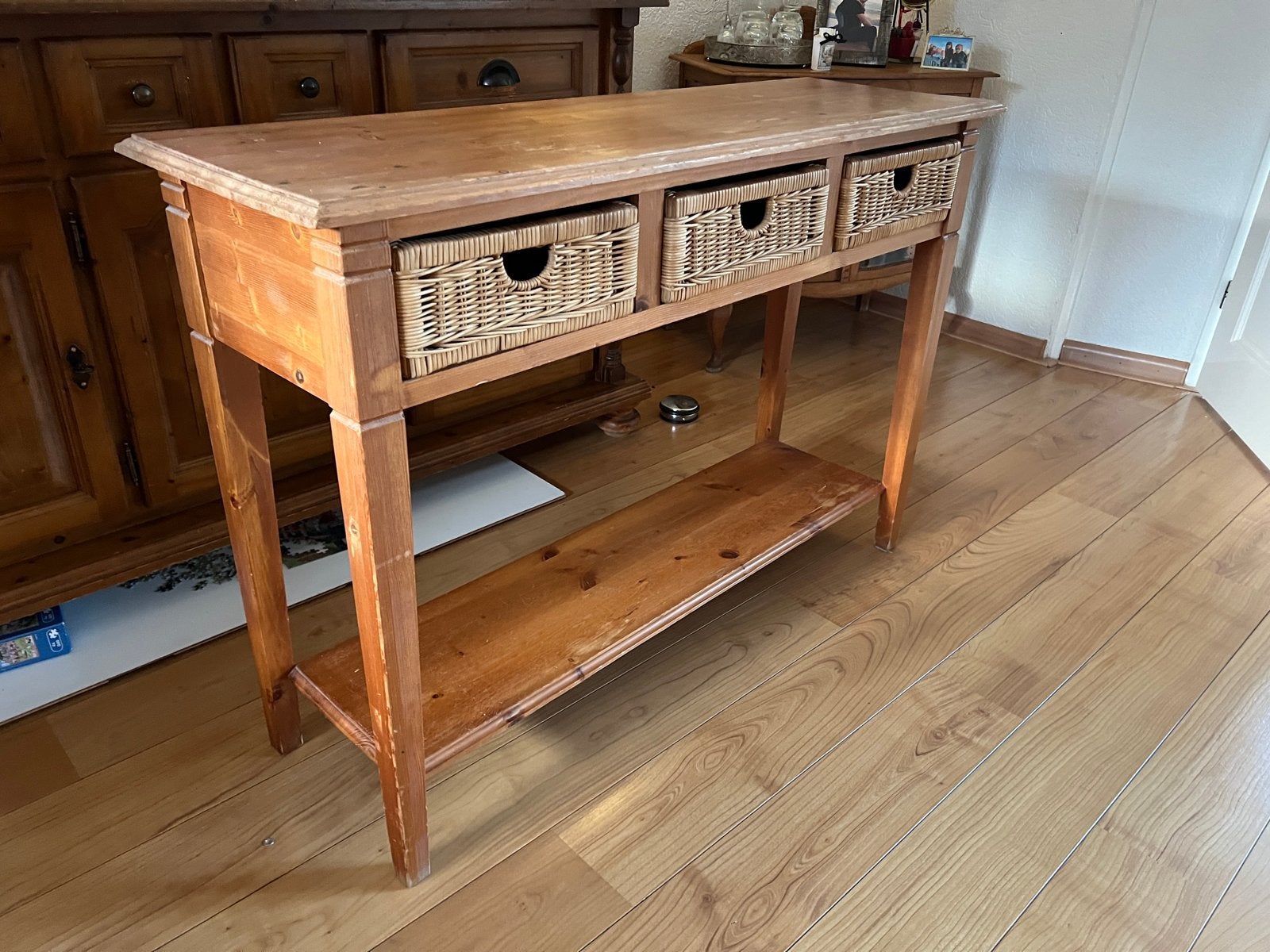 Houten sidetable met rieten mandjes ,bijzet, Ophalen, Gebruikt, 100 tot 150 cm, Overige houtsoorten