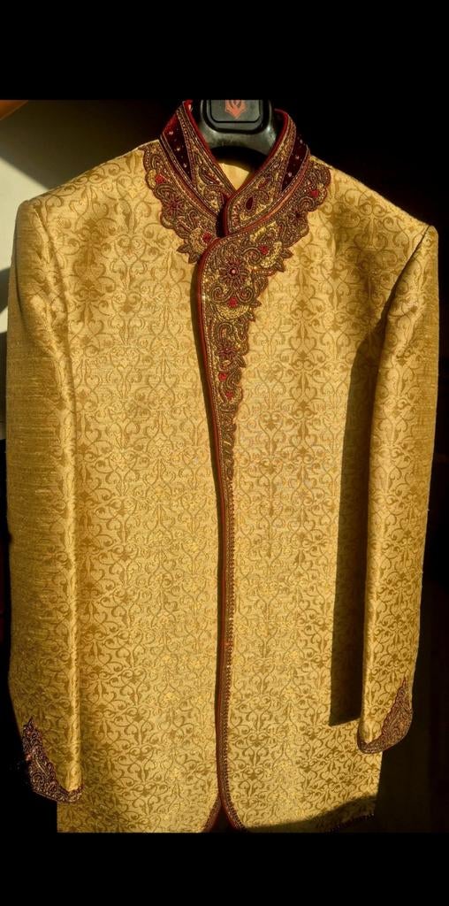Gouden Sherwani met Rood Borduurwerk - Maat L, Kleding | Heren, Ophalen of Verzenden, Gedragen, Maat 48/50 (M)