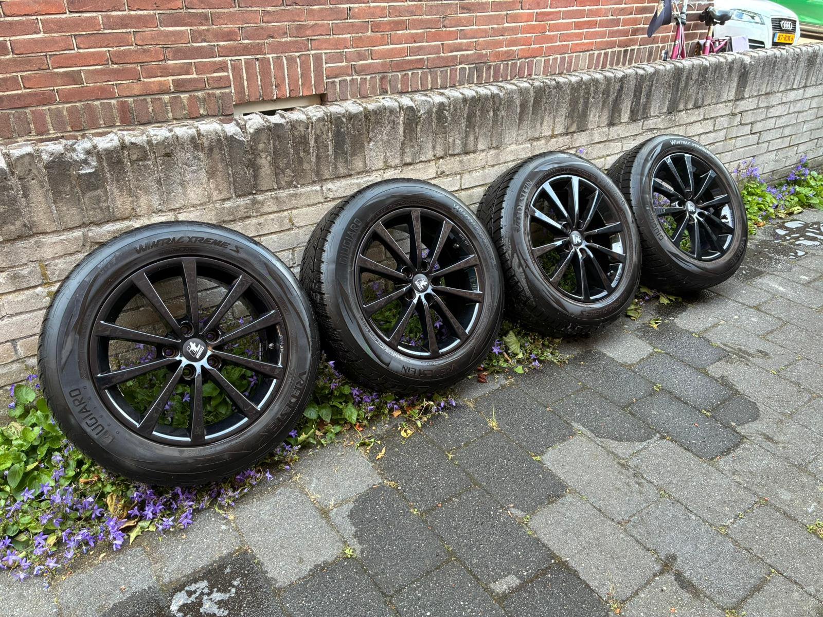Vredestein Giugiaro winterbanden 17 inch incl. Zwarte velgen, Auto-onderdelen, Banden en Velgen, Banden en Velgen, 17 inch, Personenwagen