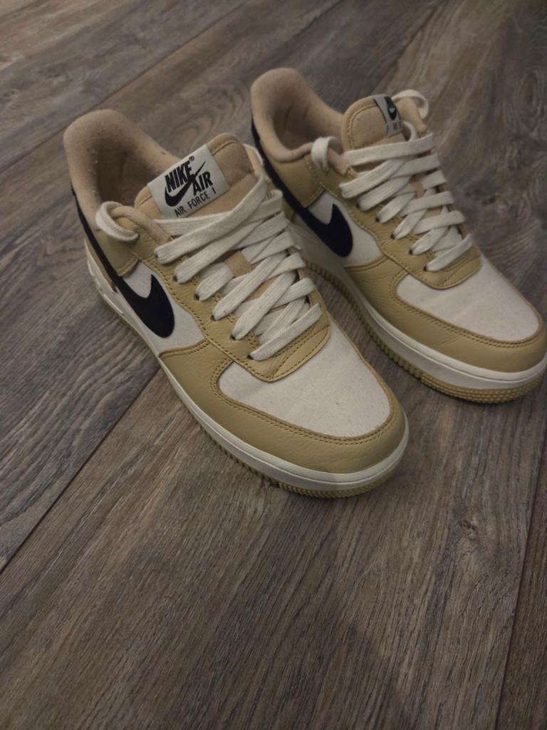 Nike Air Force 1 - Beige/Wit met Zwarte Swoosh Maat 39, Overige kleuren, Nike, Ophalen of Verzenden, Sneakers of Gympen