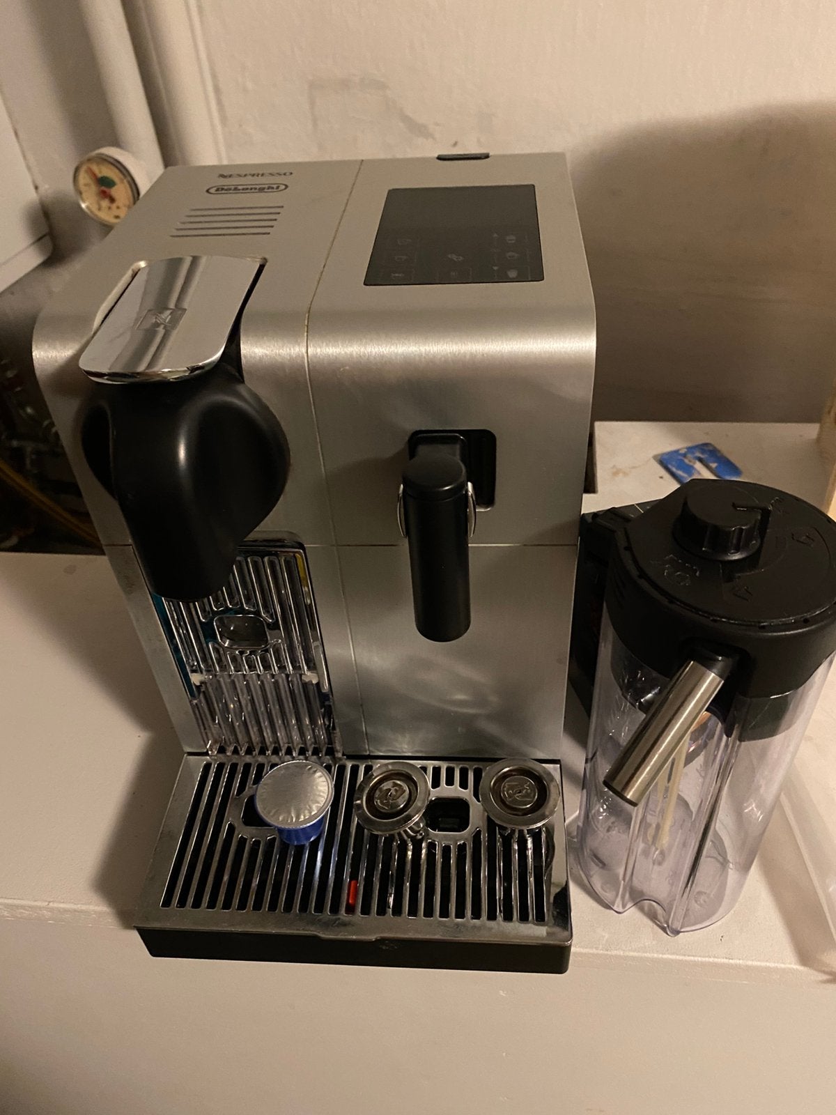 Nespresso DeLonghi cup koffie automaat EN750B 750B, Witgoed en Apparatuur, Koffiezetapparaten, Ophalen, Afneembaar waterreservoir