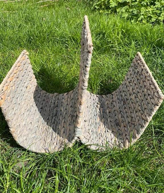 Rieten lectuurmand met twee vakken, Huis en Inrichting, Woonaccessoires | Krantenbakken en Lectuurbakken, Ophalen of Verzenden