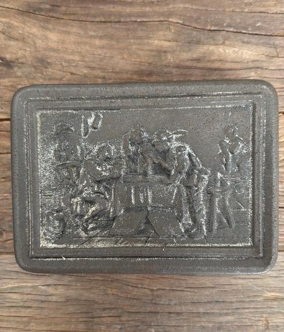 Antiek Van Melle blikje met reliëf | ca. 1926-1943, Ophalen of Verzenden, Gebruikt, Overige