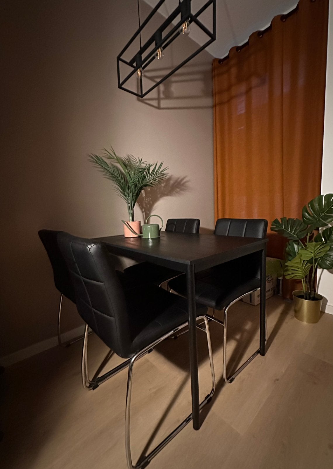 Mooie, kleine 4 persoons IKEA Sandsberg tafel met stoelen, 100 tot 150 cm, Scandinavisch, 50 tot 100 cm, Zo goed als nieuw