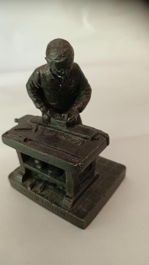Miniatuur beeldje timmerman aan werkbank, Ophalen of Verzenden