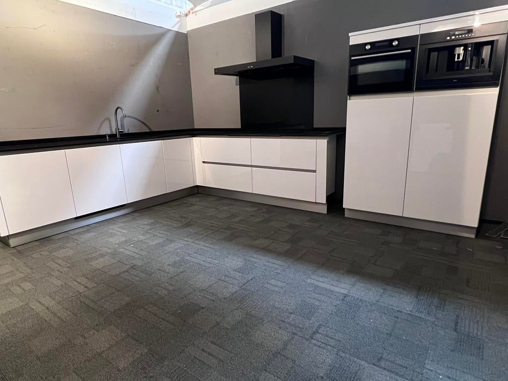 Prachtige witte hoogglans Nextline keuken met graniet ., Ophalen, Wit, Hoekkeuken, Graniet of Steen