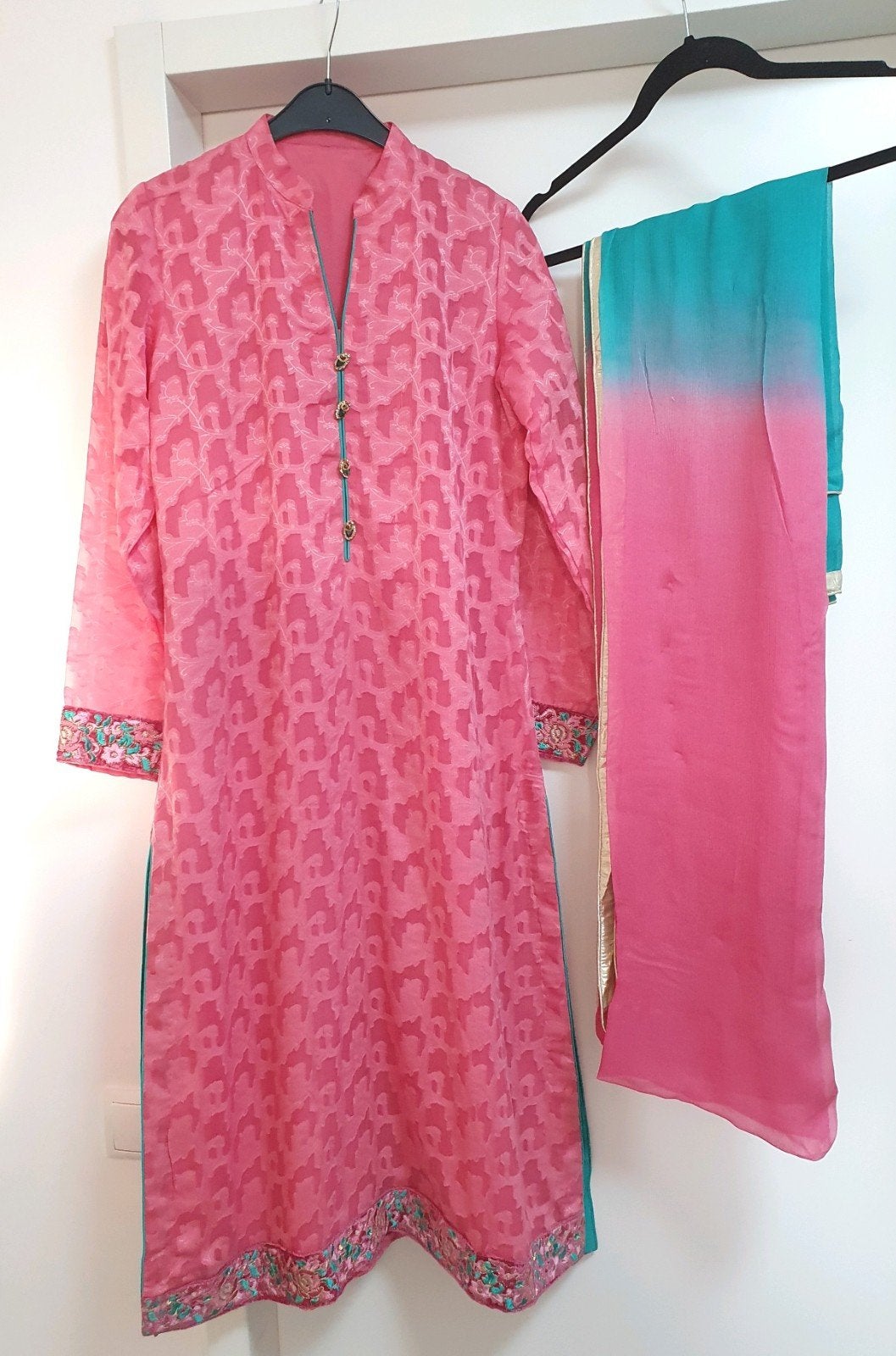 Roze Indiase Kurta met borduursels en sjaal maat M nieuw, Maat 38/40 (M), Nieuw, Ophalen of Verzenden, Onbekend