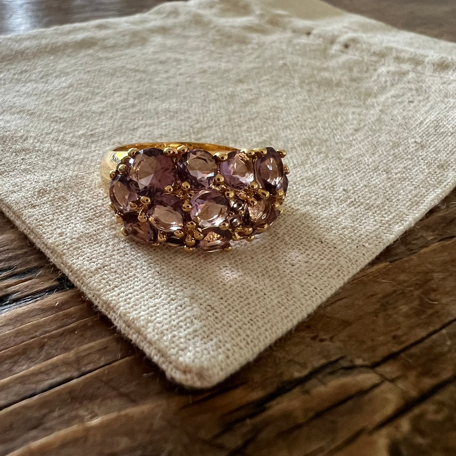 Vintage look ring, goud verguld paarse stenen maat 17,5, Verzenden, Zo goed als nieuw, 17 tot 18, Dame