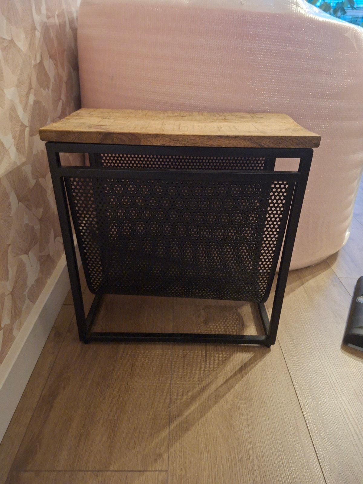 Industriële Krantenbak / Bijzettafel met Houten Blad, Ophalen, Metaal, Modern, Geperforeerd