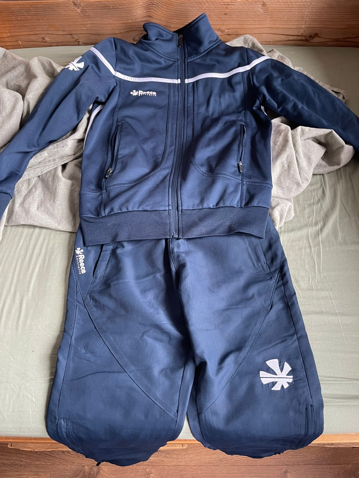 Reece trainingspak blauw en pak zwart maat 140, Ophalen of Verzenden, Gebruikt, Jongen of Meisje, Sport- of Zwemkleding