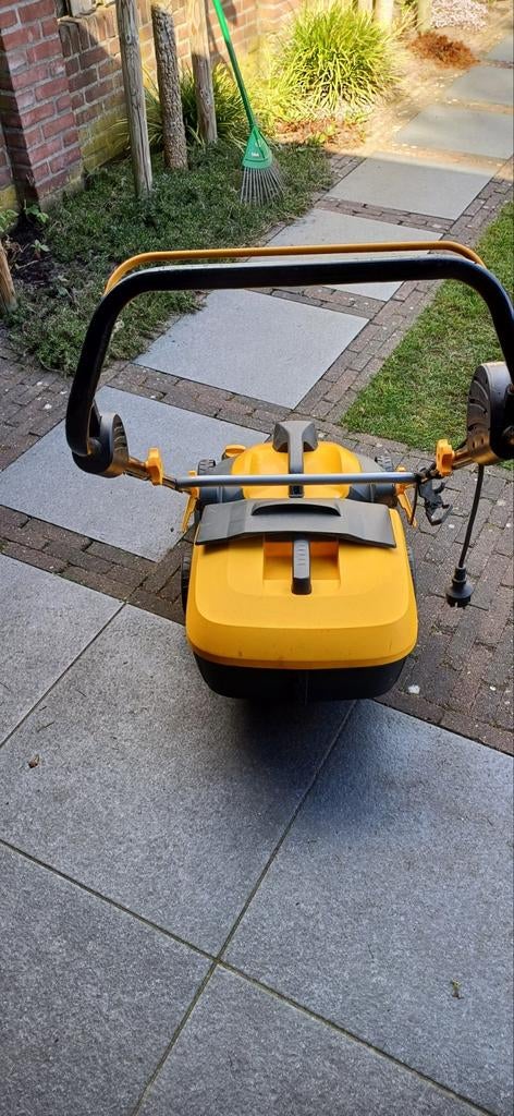 Verticuteer machine te huur, Werkt op stroom., Ophalen, Zo goed als nieuw, 50 cm of meer