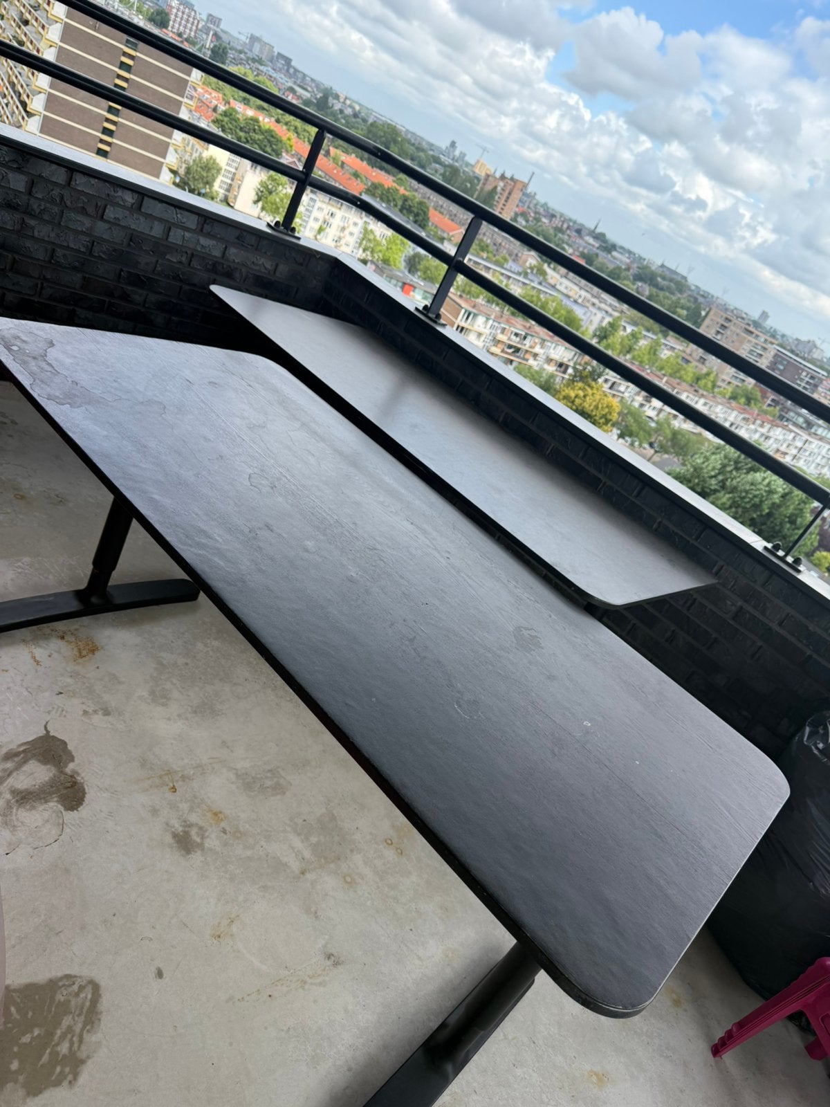 Gratis af te halen: twee zwarte bureau’s, Tuin en Terras, Tuintafels, Ophalen, Zo goed als nieuw, Rechthoekig