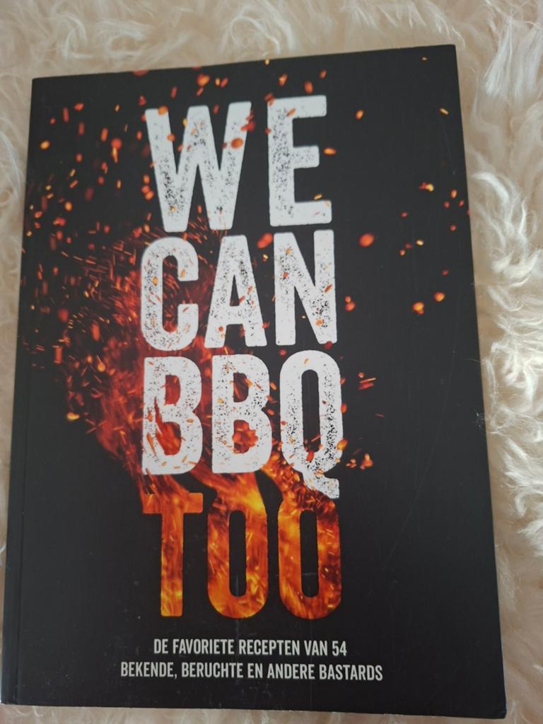 We Can BBQ Too - Kookboek met 54 BBQ recepten, Boeken, Ophalen of Verzenden, Diverse Auteurs, Overige gebieden, Hoofdgerechten