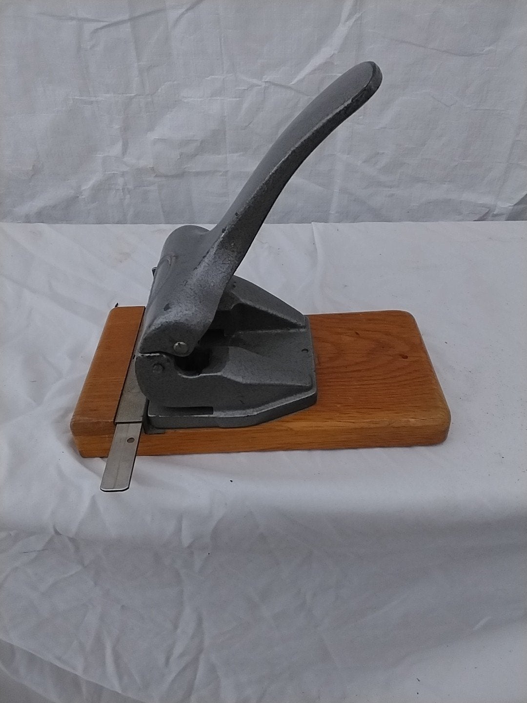 Vintage Leitz perforator op houten voet, Antiek en Kunst, Ophalen of Verzenden