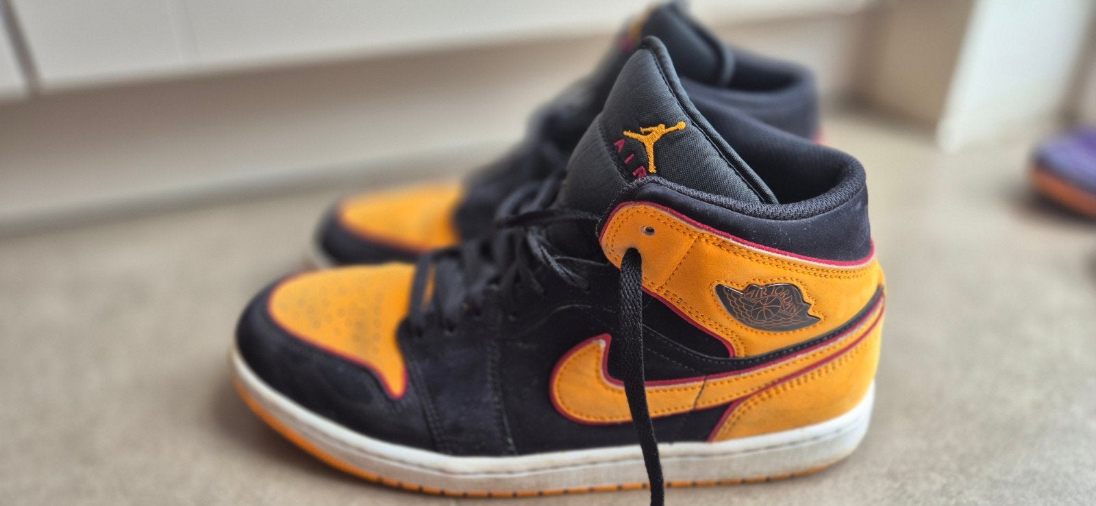Air Jordan 1 Mid SE Zwart/Vivid Oranje, Zwart, Air Jordan, Ophalen of Verzenden, Sneakers of Gympen