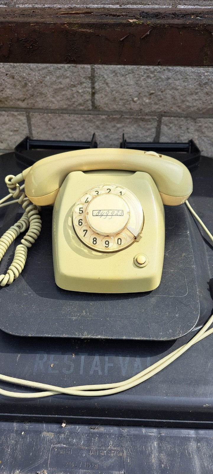 Oude telefoon met gehoorversterker in de hoorn, Telecommunicatie, Vaste telefoons | Niet Draadloos, Ophalen, Gebruikt, Met draaischijf