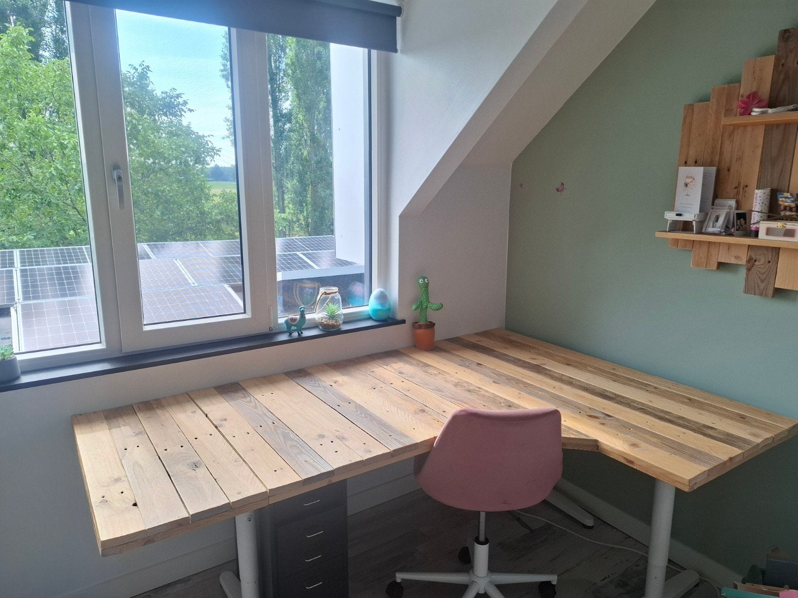 bureau met bijpassende wandplank