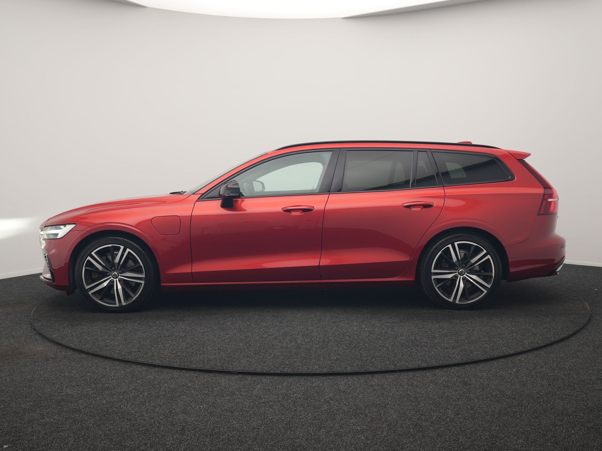Volvo V60 T6 Recharge AWD R-Design PHEV 340pk Dealer O.H | T, Automaat, Gebruikt, Zwart, 4 cilinders