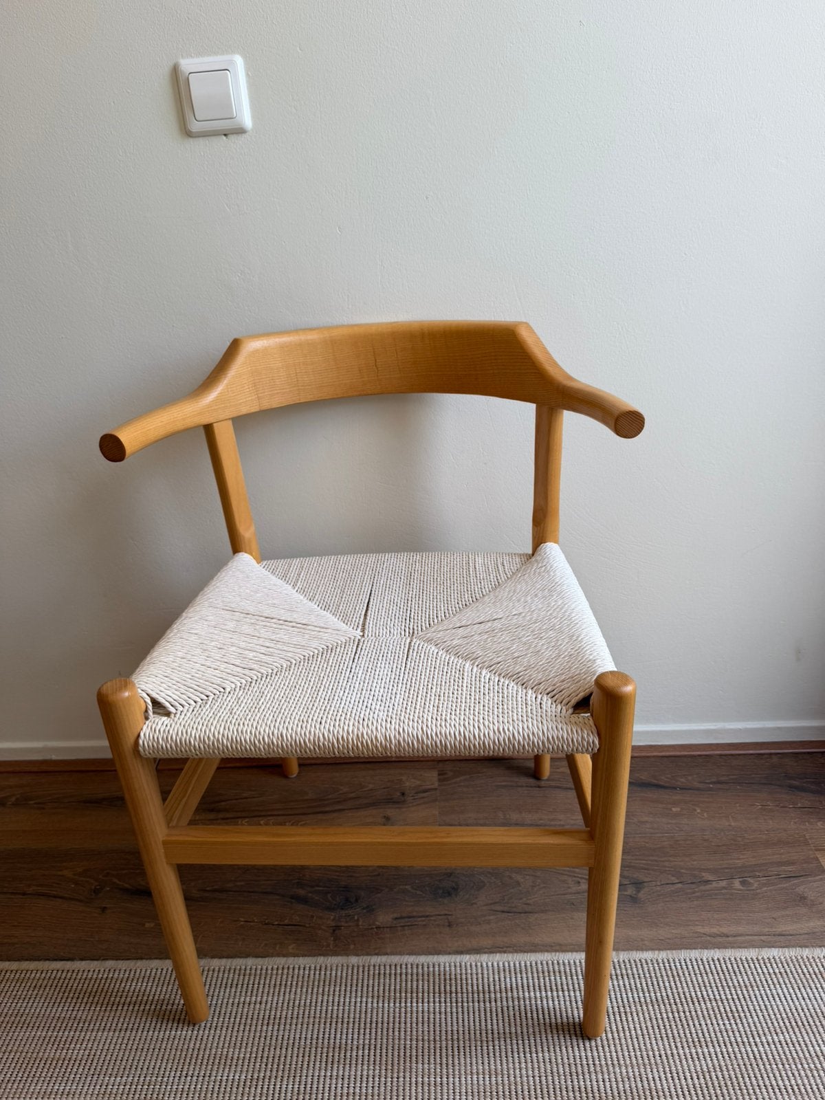 Foto 6 van Uitschuifbare houten eettafel met mooie houten stoelen