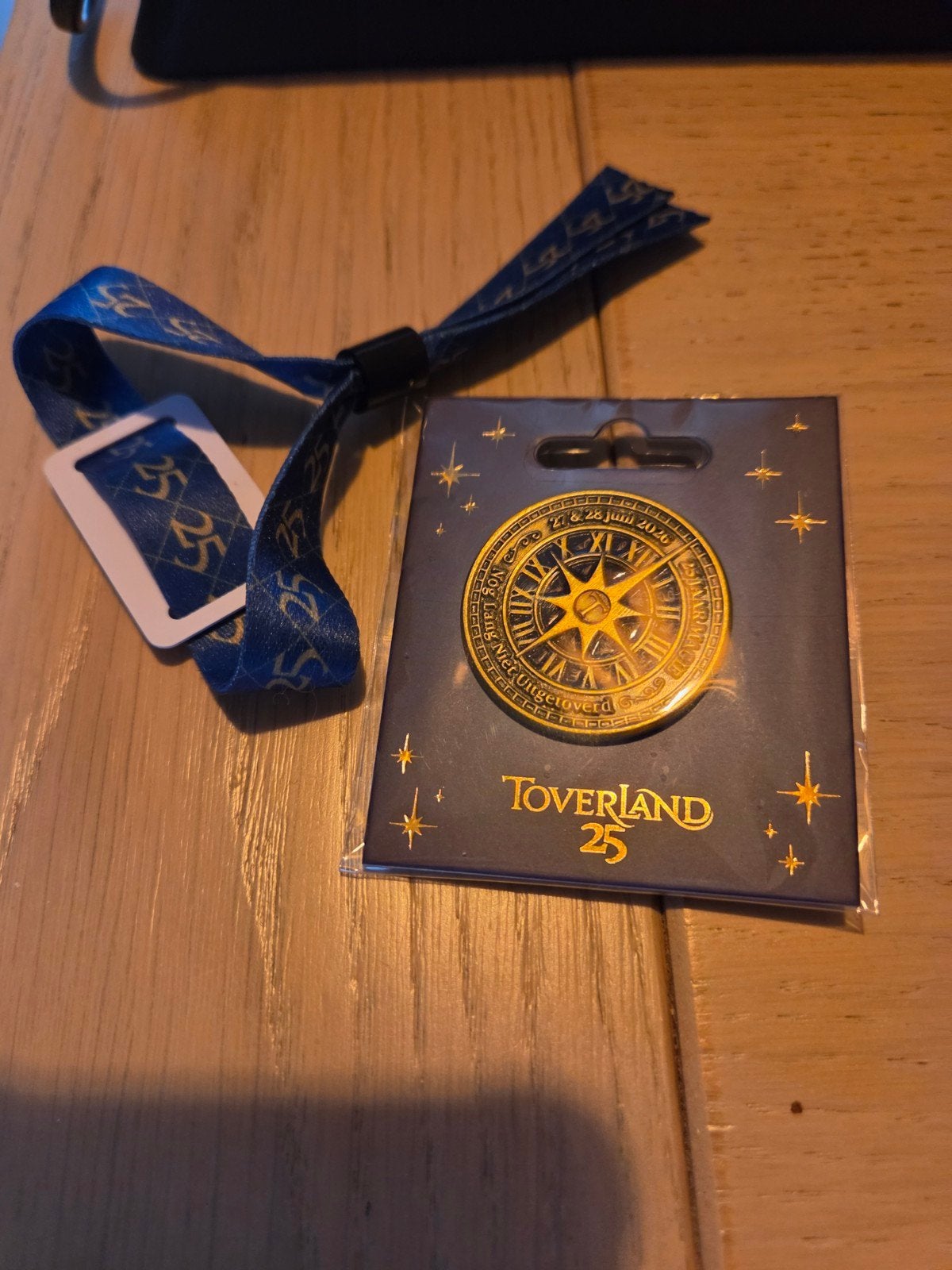 Exclusieve Toverland 25 Jaar Pin - Nog Lang Niet Uitgetoverd, Ophalen of Verzenden