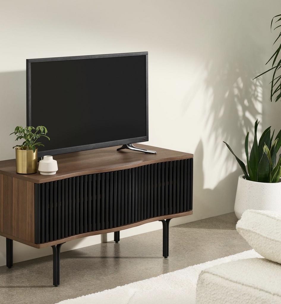 Made .com Zaragoza compact TV-meubel walnoot/zwart gebrukit, Zo goed als nieuw, Minder dan 100 cm, 25 tot 50 cm, Overige houtsoorten