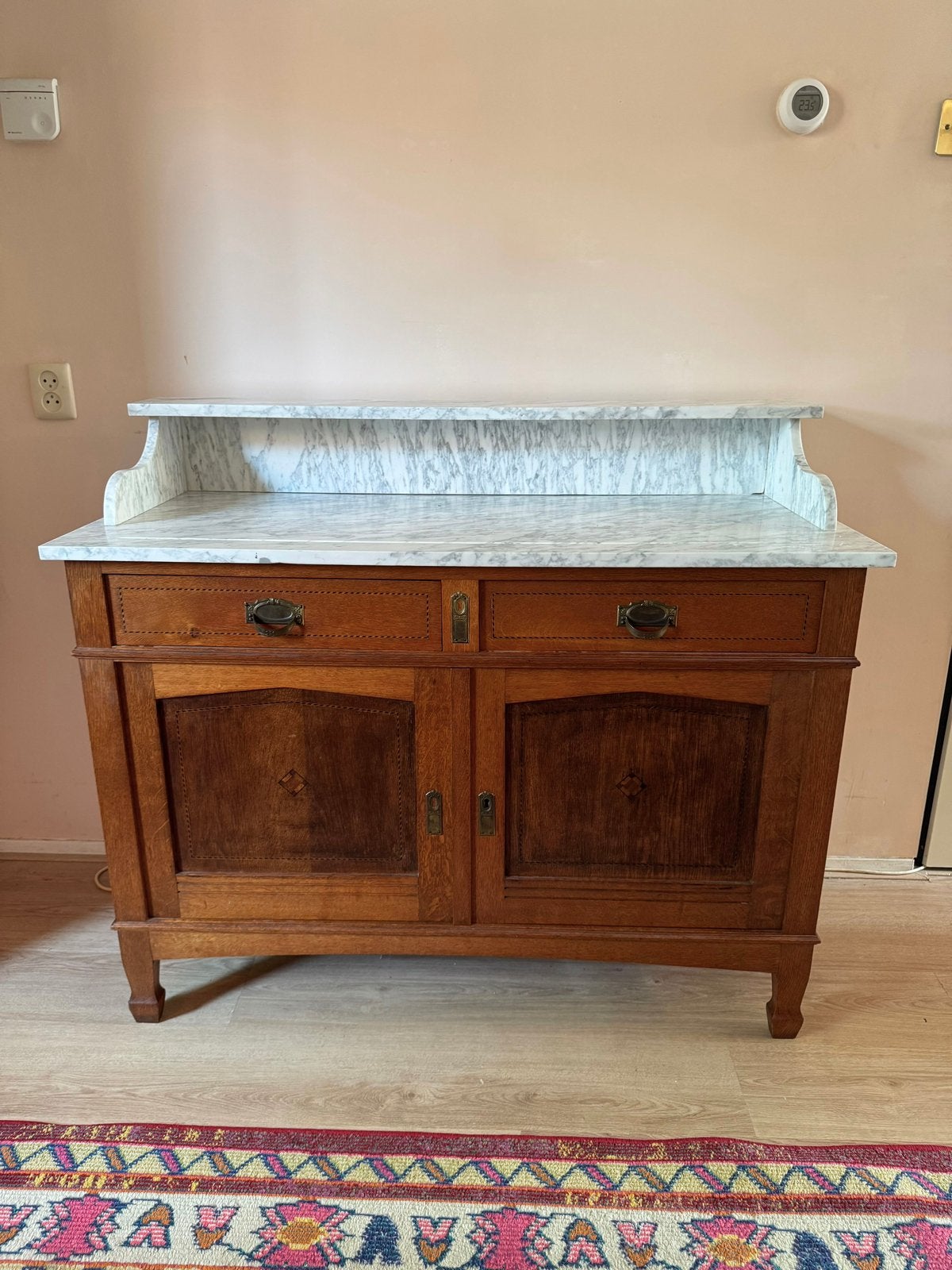 Antieke Franse kast met Carrara marmeren blad en spiegel, Ophalen, Zo goed als nieuw, 25 tot 50 cm