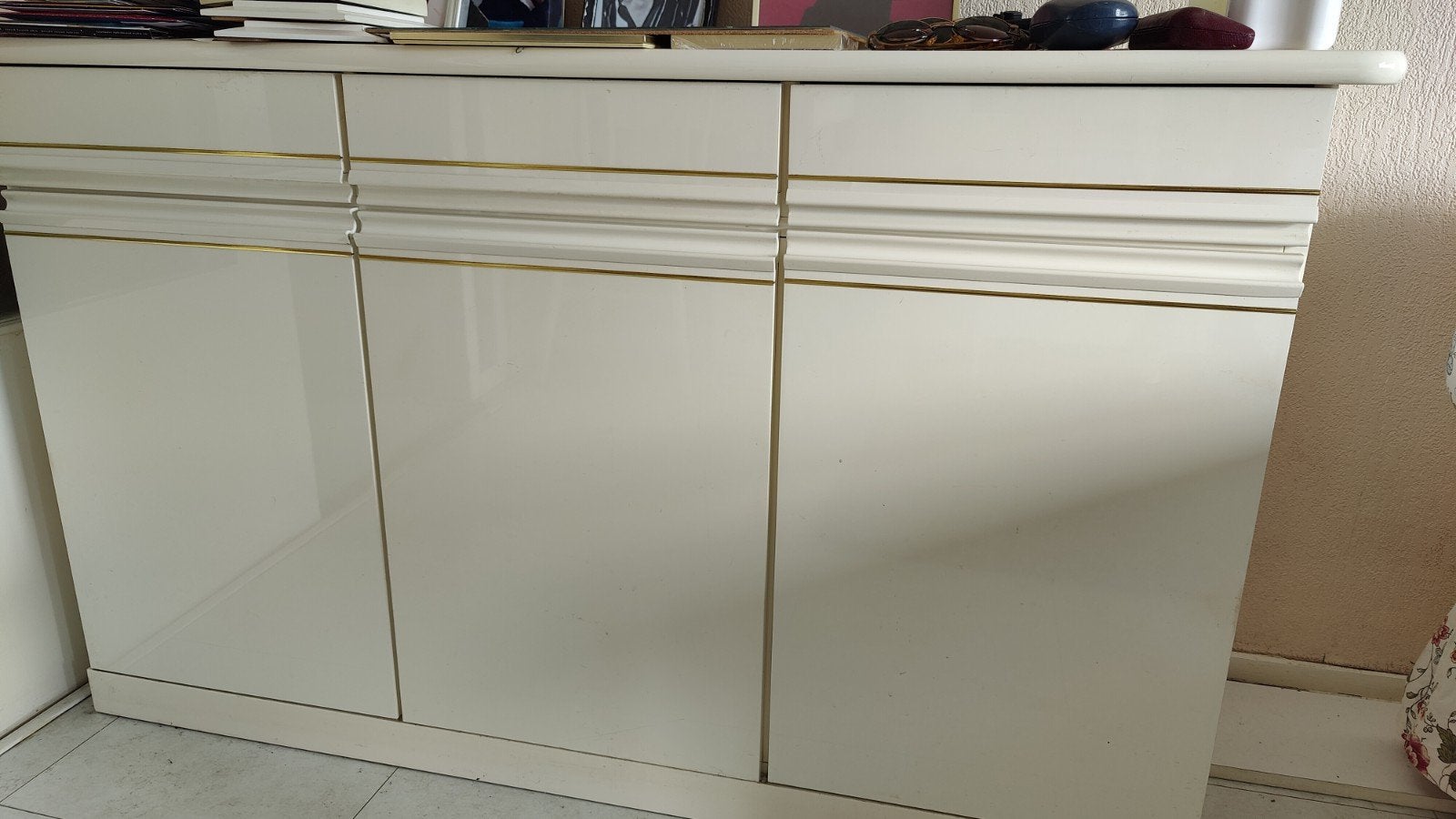 Crèmekleurig dressoir met gouden accenten, Ophalen, Overige materialen, Gebruikt, 100 tot 150 cm