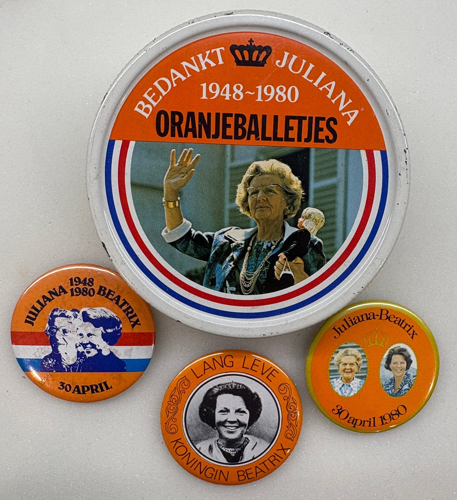 Blikje en 3 buttons van Juliana en Beatrix, Verzenden, Zo goed als nieuw