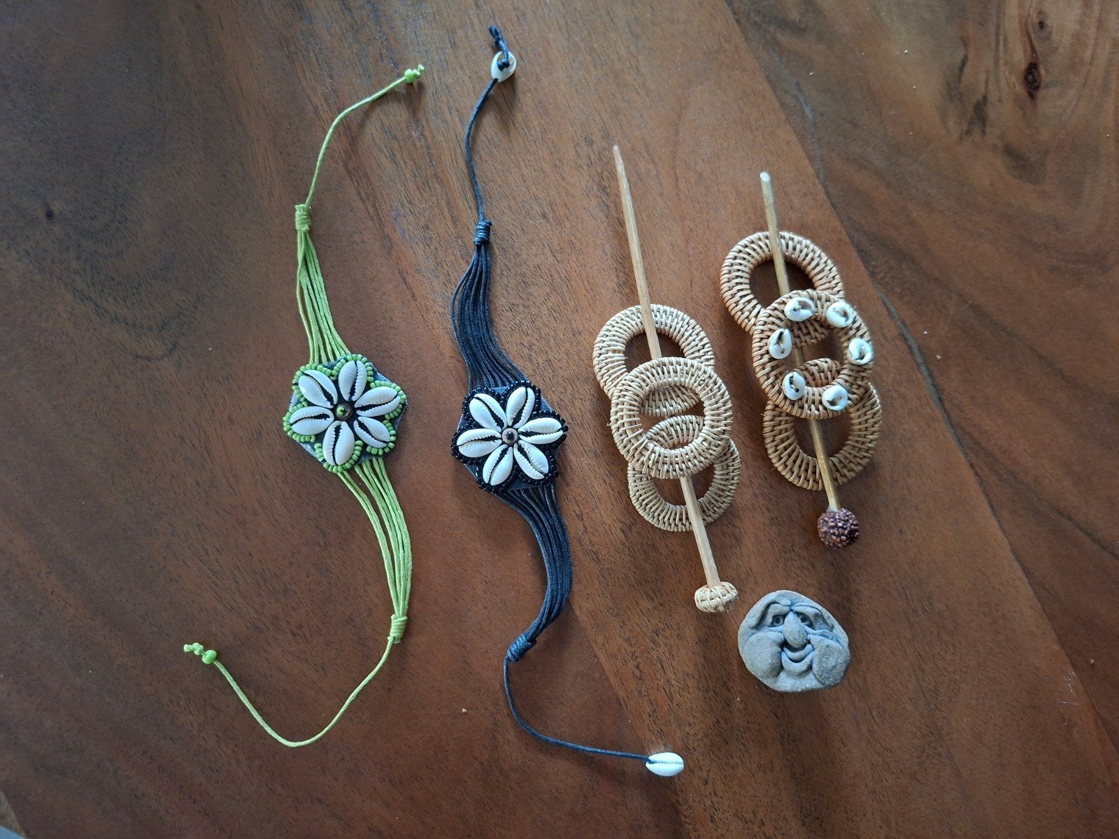 Nieuw in 1 koop!Bali/2 armbanden/2 haarstekers/1 Broche, Ophalen of Verzenden, Nieuw, Overige kleuren, Overige materialen