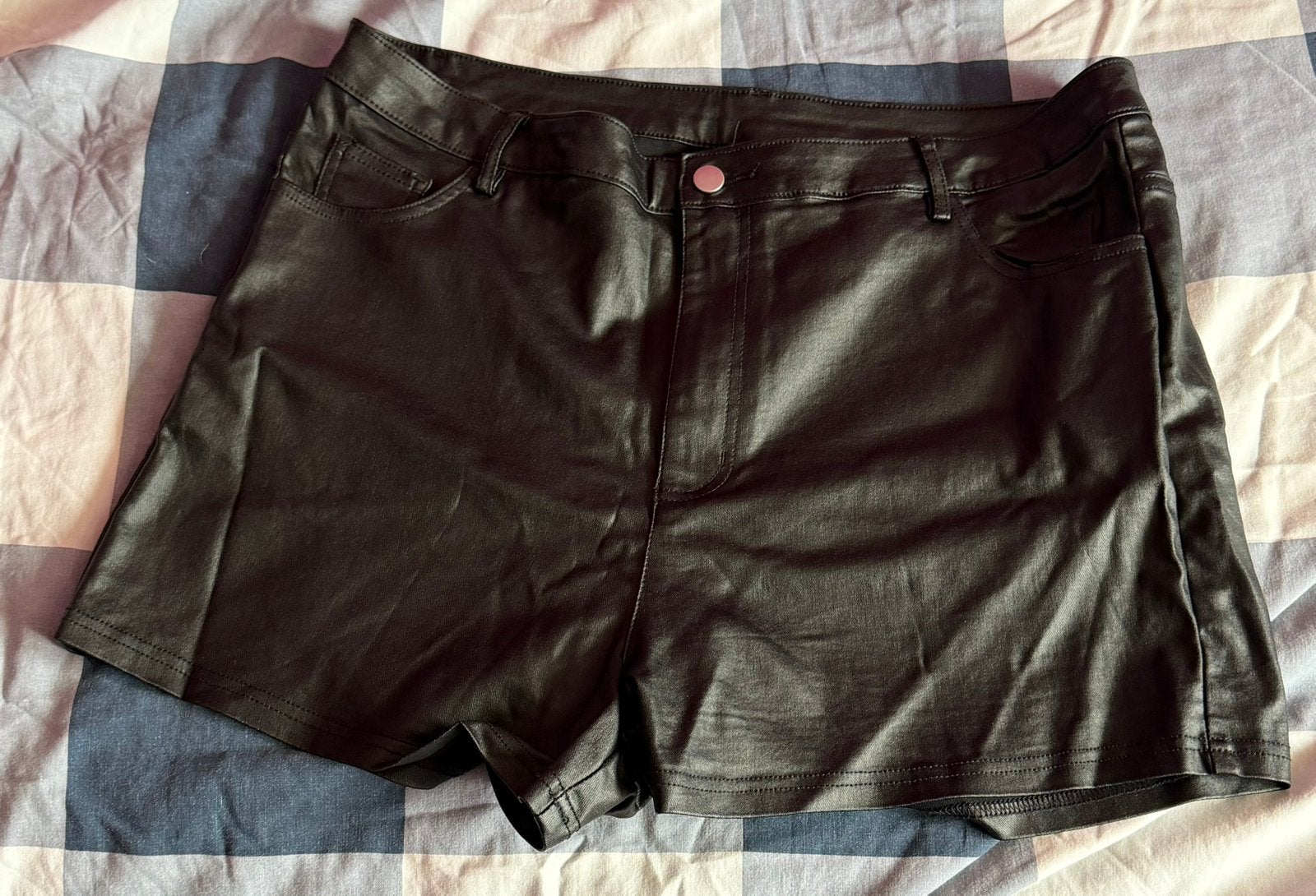 Nieuwe kort broek nep leer maat 4 xl valt groot uit, Kleding | Dames, Ophalen, Nieuw, Zwart, Broek of Spijkerbroek