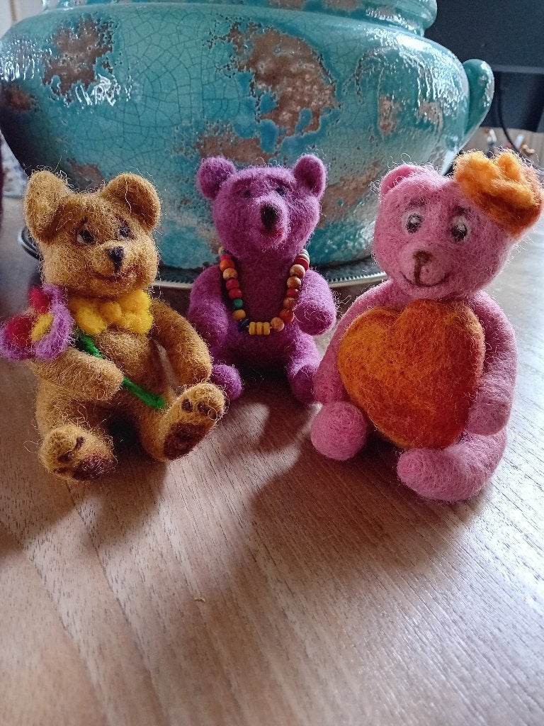 Genaaldvilte roze beertjes, schapenwol, naaldvilten., Hobby en Vrije tijd, Ophalen of Verzenden, Nieuw, Figuurtje(s)