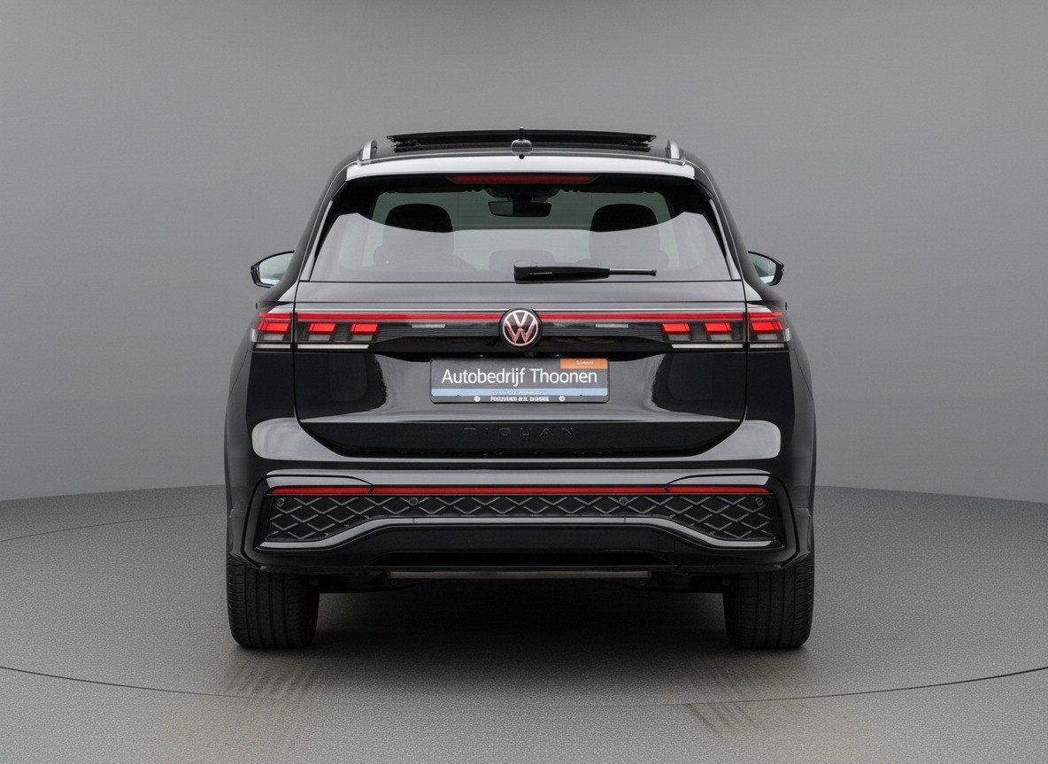 Volkswagen Tiguan 1.5 eHybrid R-Line | Leer | H&K | Trekhaak, 4 cilinders, Adaptive Cruise Control, Zwart, Leder